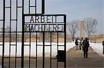 Entrée principale, Gedenkstatte Sachsenhausen (Mémorial du camp de concentration), East Berlin, Allemagne, Europe