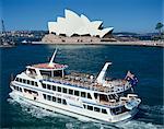 Eine Fähre übergibt das Opernhaus in Sydney, New South Wales, Australien, Pazifik