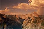 Yosemite Valley und der Half Dome Peak in der Abenddämmerung, Yosemite National Park, UNESCO World Heritage Site, California, Vereinigte Staaten von Amerika, Nordamerika