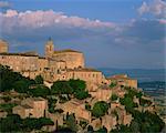Le village de Gordes, avec vue sur le Luberon campagne, Vaucluse, Provence, France, Europe