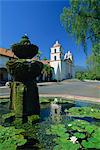 Brunnen mit Seerosen und The Mission Gebäude im Hintergrund bei Santa Barbara, California, Vereinigte Staaten von Amerika, Nordamerika