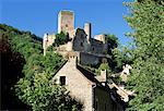 Château dominant le village abrite, Belcastel, Aveyron, Midi-Pyrenees, France, Europe