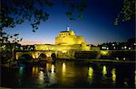 Voir toute la Tibre à illuminé Castel Sant'Angelo au crépuscule, Rome, Lazio, Italie, Europe