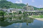 Village reflète dans la rivière Lot, Estaing, Aveyron, Midi-Pyrenees, France, Europe