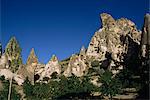 Abricotiers et côtes de pigeon dans la roche volcanique, Uchisar, Cappadoce, Anatolie, Turquie, Asie mineure, Eurasie