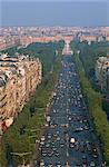 Vue sur les Champs Elysées, l'Arc de Triomphe, Paris, France, Europe