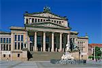 Das Schiller-Denkmal am Schauspielhaus am Gendarmenmarkt in Berlin, Deutschland, Europa