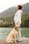 Femme enceinte sur un quai avec son chien