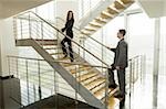Geschäftsfrau und Geschäftsmann Büro Treppe zu Fuß