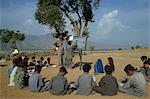 Deux écolières séparent les garçons dans une école de village dans la vallée de Swat, au Pakistan, Asie