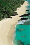 Vue vers le bas de la côte ouest de l'île de Yasawa, avec deux personnages sur la plage, Fidji, îles de Pacifique, Pacifique