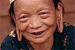 Vieux Dayak femme, Kalimantan (Indonésie), l'Asie du sud-est, Asie