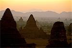 Temples et pagodes à l'aube, Bagan (Pagan), Myanmar (Birmanie), Asie