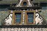 Oiseaux héraldiques flanquent une fenêtre au château de Frydlant en Bohême du Nord, République tchèque, Europe