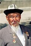 Portrait d'un vieil homme Kirghiz avec les héros de l'Union soviétique médaille, Naryn, Kirghizistan, l'Asie centrale, Asie