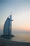 Coucher du soleil, l'hôtel Burj Al Arab, Dubai, Émirats Arabes Unis, Moyen-Orient