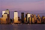 Skyline de Lower Manhattan à travers le fleuve Hudson à la tombée de la nuit, New York City, New York, États-Unis d'Amérique, l'Amérique du Nord