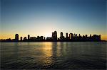 Lower Manhattan Skyline in der Morgendämmerung über dem Hudson River in New York City, New York, Vereinigte Staaten von Amerika, Nordamerika