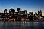 Skyline de Manhattan et Brooklyn Bridge à la tombée de la nuit, New York City, New York, États-Unis d'Amérique, l'Amérique du Nord