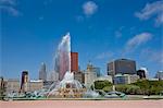 Buckingham Brunnen im Grant Park mit Skyline jenseits, Chicago, Illinois, Vereinigte Staaten von Amerika, Nordamerika