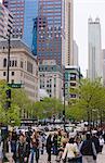 Shopper auf der Magnificent Mile entfernt, North Michigan Avenue, Chicago, Illinois, Vereinigte Staaten von Amerika, Nordamerika