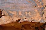 Alte indische Schnitzereien zwischen 300BC und 1150 AD, Petroglyph Canyon, Valley of Fire State Park, Nevada, Vereinigte Staaten von Amerika, Nordamerika