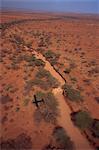 Avion volant au-dessus de fleuve de sable ou de lugga exonère uniquement avec de l'eau quelques jours chaque année, la gamme de Matthews, Kenya, Afrique de l'est, Afrique