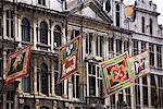 Bannières représentant des maisons, Grand Place, Bruxelles, Belgique, Europe