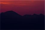 Silhouette des montagnes au crépuscule, le mont Vésuve, Naples, Campanie, Italie