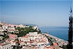 Erhöhte Ansicht einer Stadt Vietri Sul Mare, Costiera Amalfitana, Salerno, Kampanien, Italien