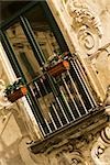 Vue d'angle faible de jardinières sur une balustrade, Vietri Sul Mare, Costiera Amalfitana, Salerno, Campanie, Italie