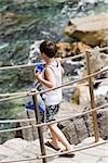 Profil de côté d'un garçon en descendant les marches, Parc National des Cinque Terre, La Spezia, Ligurie, Italie