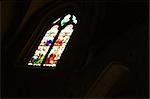 Low Angle View of ein Glasfenster in einer Kirche, Kirche St. Pierre, Bordeaux, Aquitanien, Frankreich