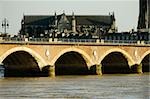 Pont sur une rivière, Pont De Pierre, St. Michel Basilica, fleuve de la Garonne, Bordeaux, Aquitaine, France