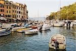 Boote vor Anker in einem Hafen, italienische Riviera, Portofino, Genua, Ligurien, Italien