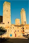 Straßencafé vor Gebäuden, Palazzo del Podesta, Torri di San Gimignano, San Gimignano, Provinz Siena, Toskana, Italien