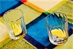 Nahaufnahme von zwei leere Whisky-Gläser, Monteriggioni, Provinz Siena, Toskana, Italien
