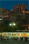 Faible vue d'angle des bâtiments sur une colline, Piazza Marinai d'Italia, Sorrento, péninsule de Sorrente, Province de Naples, Campanie, Italie