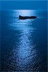 Silhouette von einem Boot im Meer bei Nacht, Biarritz, Baskenland, Pyrenees-Atlantiques, Aquitaine, Frankreich