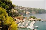 Schiffen angedockt an einen Hafen, Marina Grande, Capri, Sorrent, die sorrentinische Halbinsel, Provinz Neapel, Region Kampanien