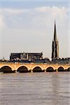 Pont en arc au-dessus d'une rivière, Pont De Pierre, cathédrale de St. André, fleuve de la Garonne, Bordeaux, Aquitaine, France