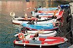 Schiffen angedockt am Hafen, italienische Riviera, Cinque Terre Nationalpark, Il Porticciolo, Vernazza, La Spezia, Ligurien, Italien