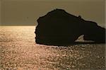 Silhouette de formations rocheuses dans la mer, Biarritz, France