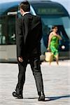 Vue arrière d'un homme d'affaires marchant sur un trottoir, Bordeaux, Aquitaine, France