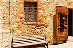 Leere Bank vor einer Wand, Monteriggioni, Provinz Siena, Toskana, Italien
