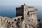 Ruines au bord de la mer, Cetara, Costiera Amalfitana, Salerno, Campanie, Italie