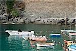 Schiffen angedockt an einen Port, italienische Riviera, Nationalpark Cinque Terre, Il Porticciolo, Vernazza, La Spezia, Ligurien, Italien