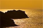 Silhouette de formations rocheuses dans la mer au crépuscule, Biarritz, Pays Basque, Pyrénées-Atlantiques, Aquitaine, France