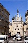 Flachwinkelansicht von Gebäuden, Cailhau Gate, Vieux Bordeaux, Bordeaux, Frankreich