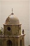 Vue en coupe haute d'une église, l'église d'Antioche de Santa Margherita, Riviera italienne, Parc National des Cinque Terre, Vernazza, La Spezia, Ligurie, Italie